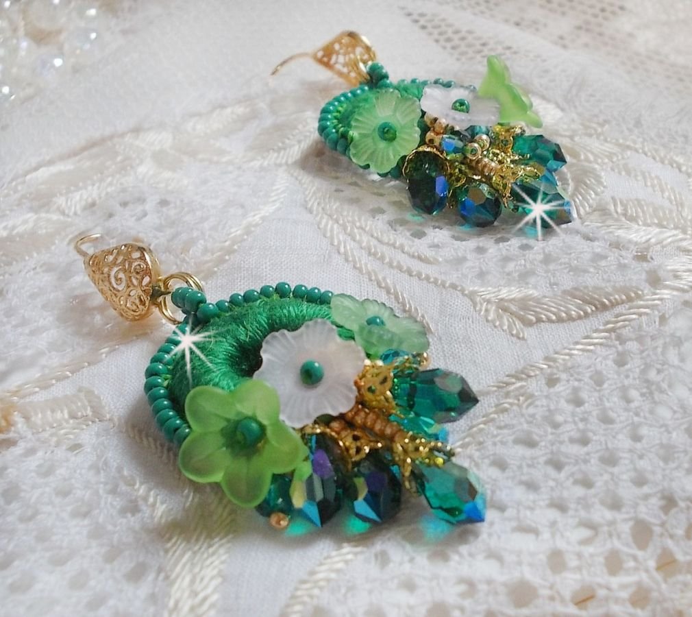 BO Íris Verde BO bordada com algodão DMC verde esmeralda e gotas de cristal Swarovski