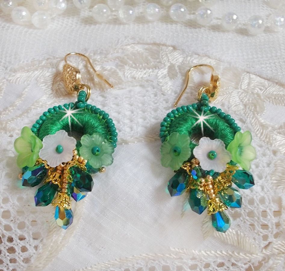 BO Íris Verde BO bordada com algodão DMC verde esmeralda e gotas de cristal Swarovski