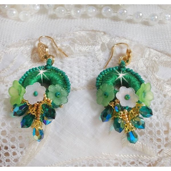 BO &Iacute;ris Verde BO bordada com algod&atilde;o DMC verde esmeralda e gotas de cristal Swarovski