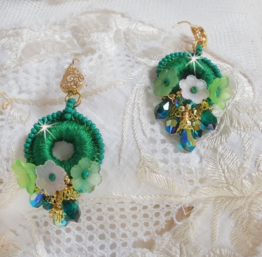 BO Íris Verde BO bordada com algodão DMC verde esmeralda e gotas de cristal Swarovski