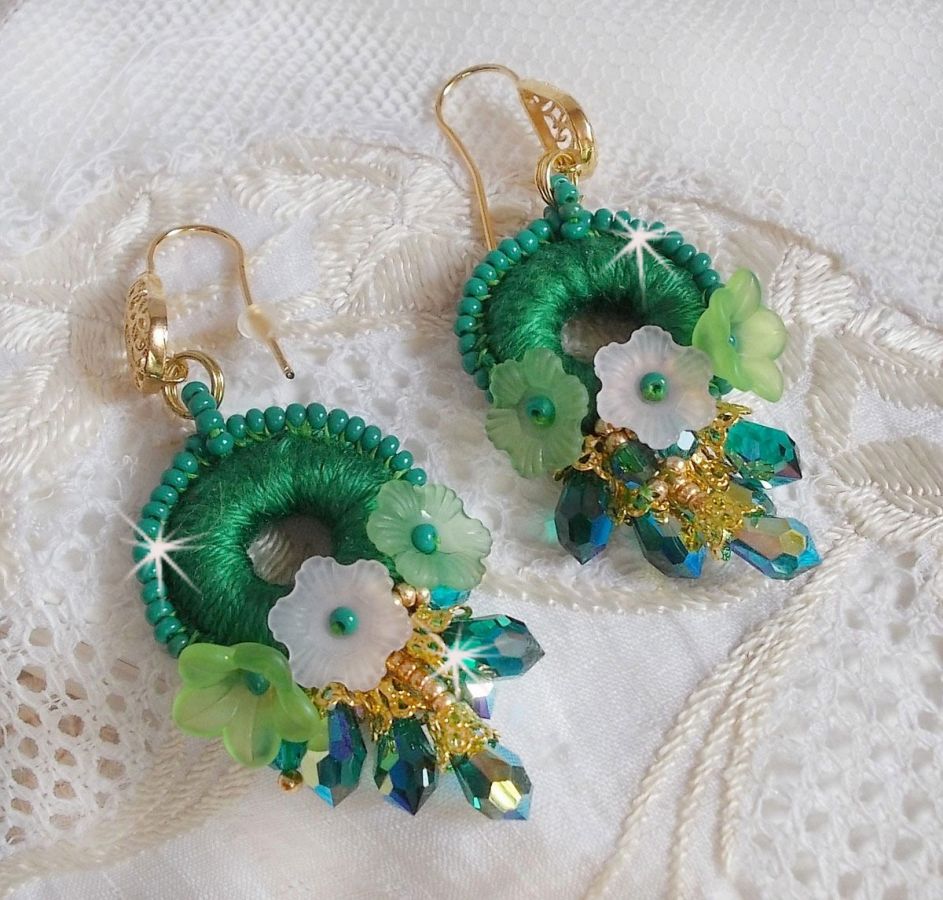BO Íris Verde BO bordada com algodão DMC verde esmeralda e gotas de cristal Swarovski