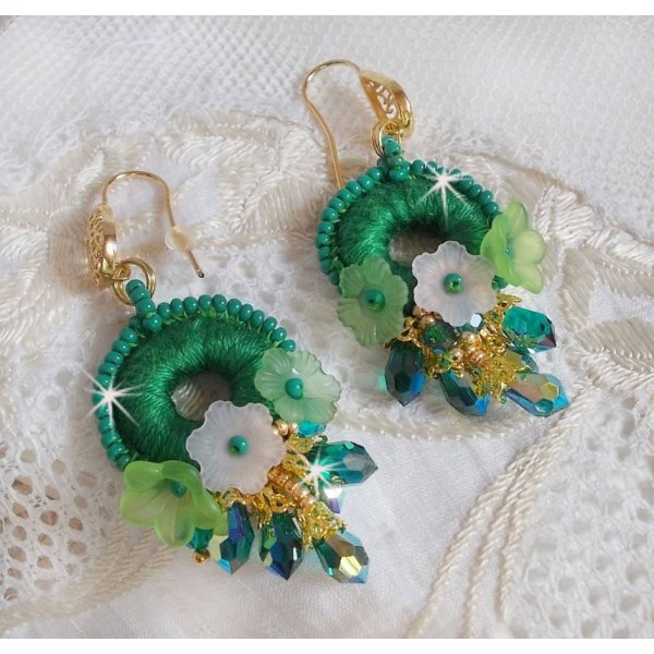 BO &Iacute;ris Verde BO bordada com algod&atilde;o DMC verde esmeralda e gotas de cristal Swarovski