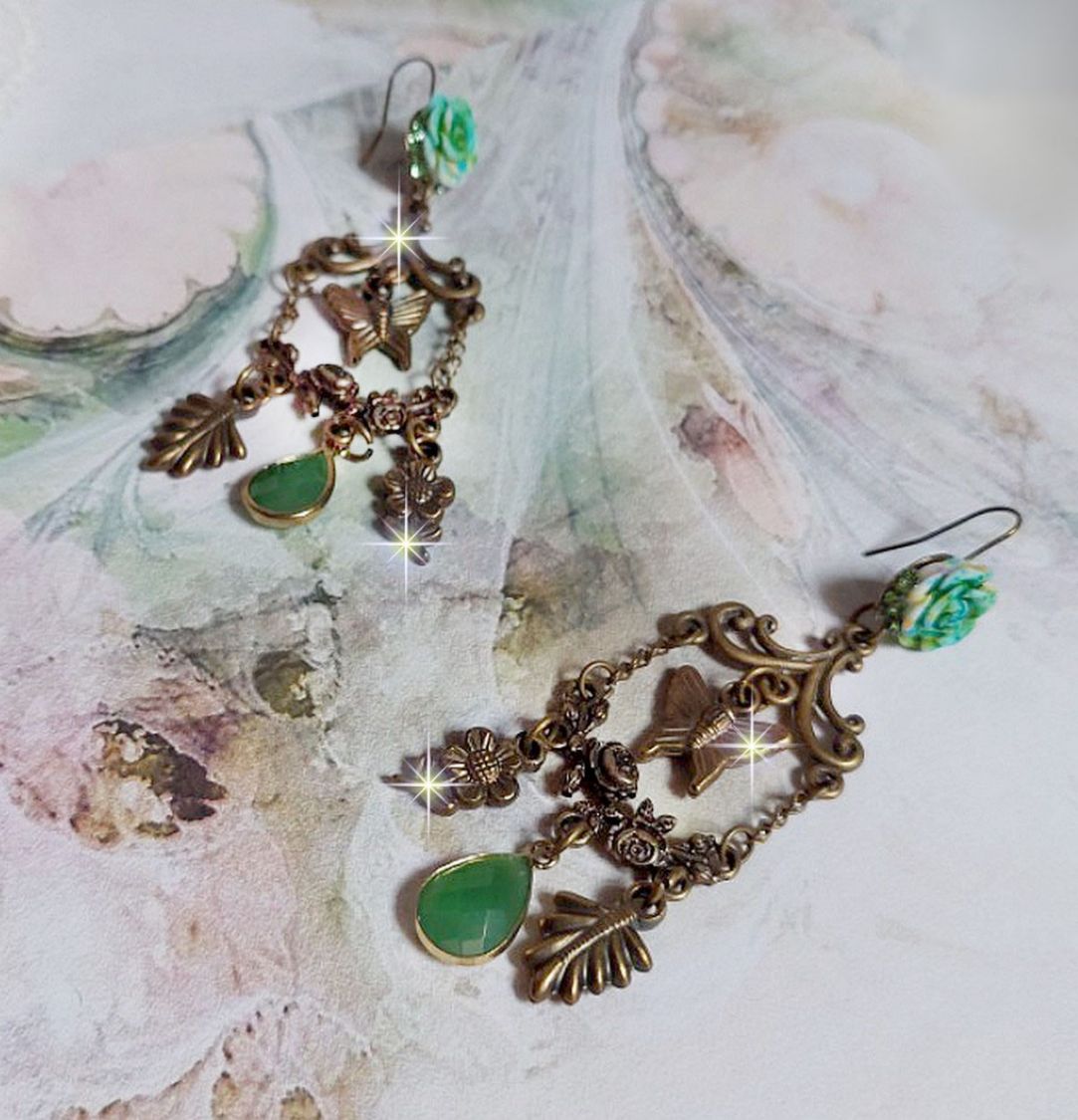 BO Palácio Verde criado com cristais, encantos, selos, cabochons de resina rosa e pingentes de vidro facetados
