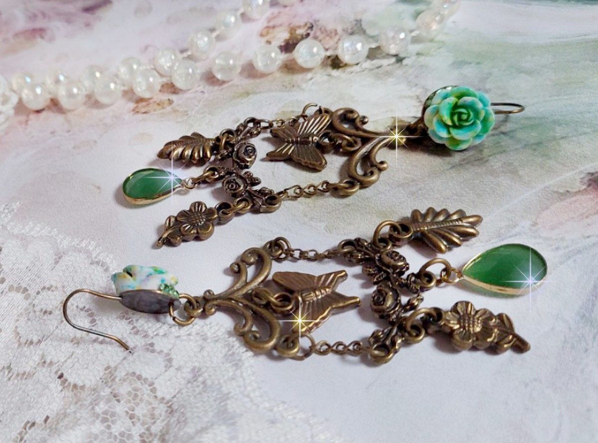 BO Palácio Verde criado com cristais, encantos, selos, cabochons de resina rosa e pingentes de vidro facetados