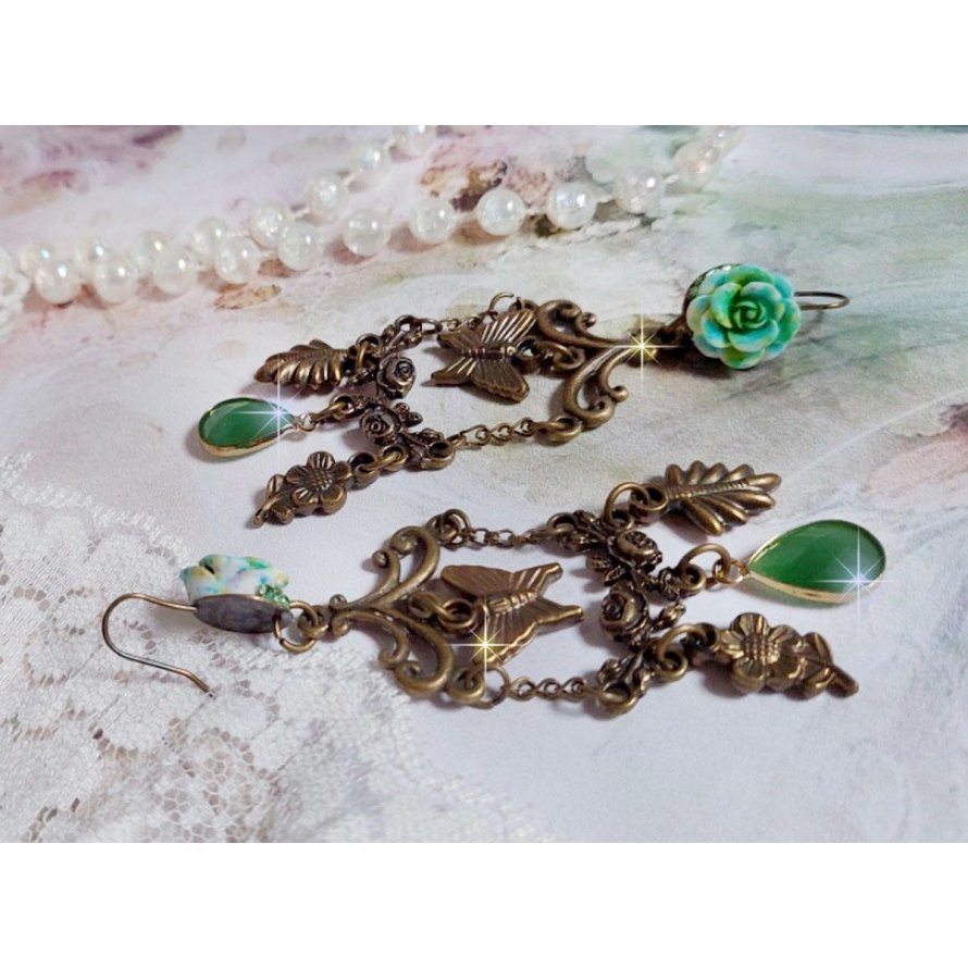 BO Palácio Verde criado com cristais, encantos, selos, cabochons de resina rosa e pingentes de vidro facetados