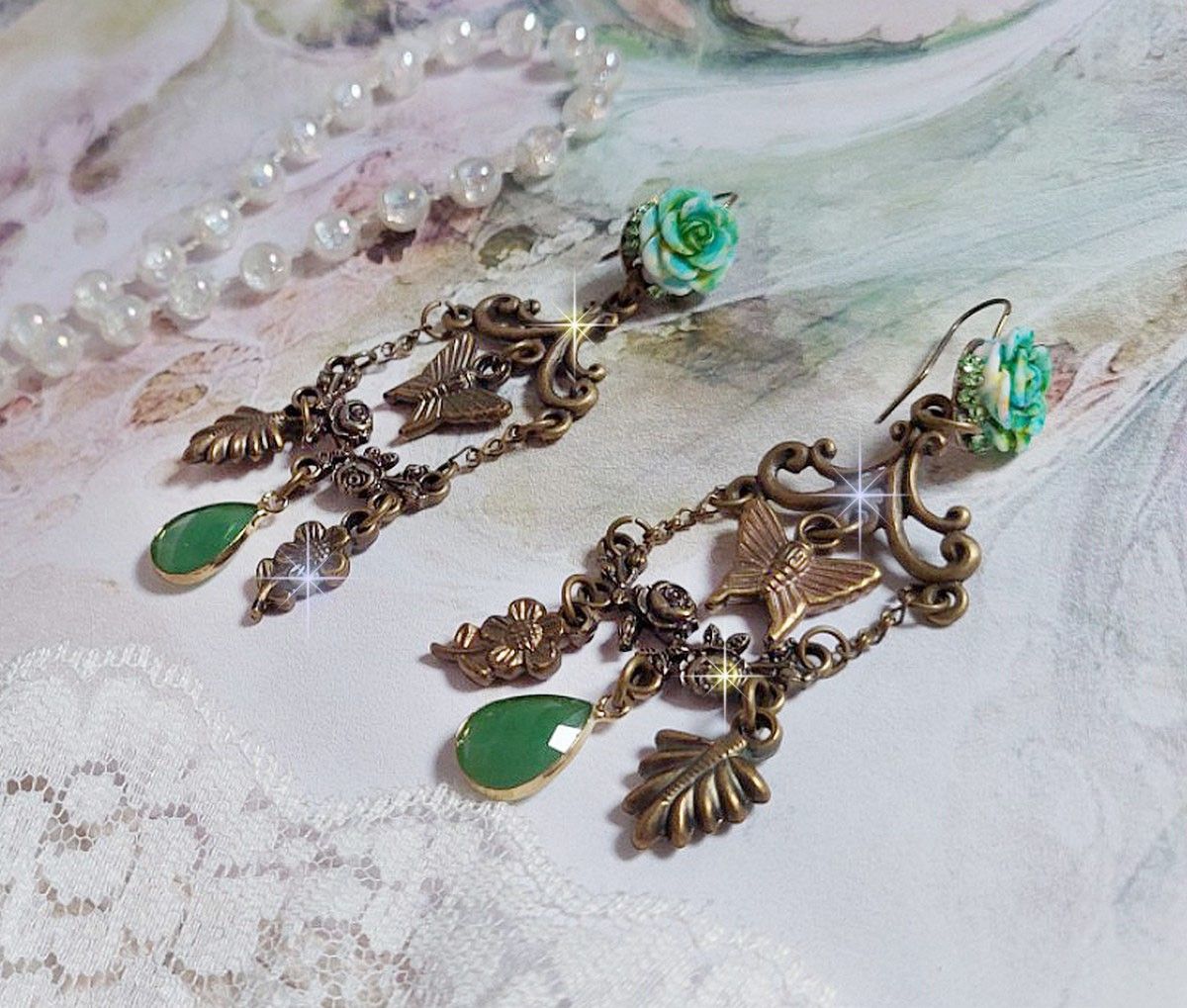 BO Palácio Verde criado com cristais, encantos, selos, cabochons de resina rosa e pingentes de vidro facetados