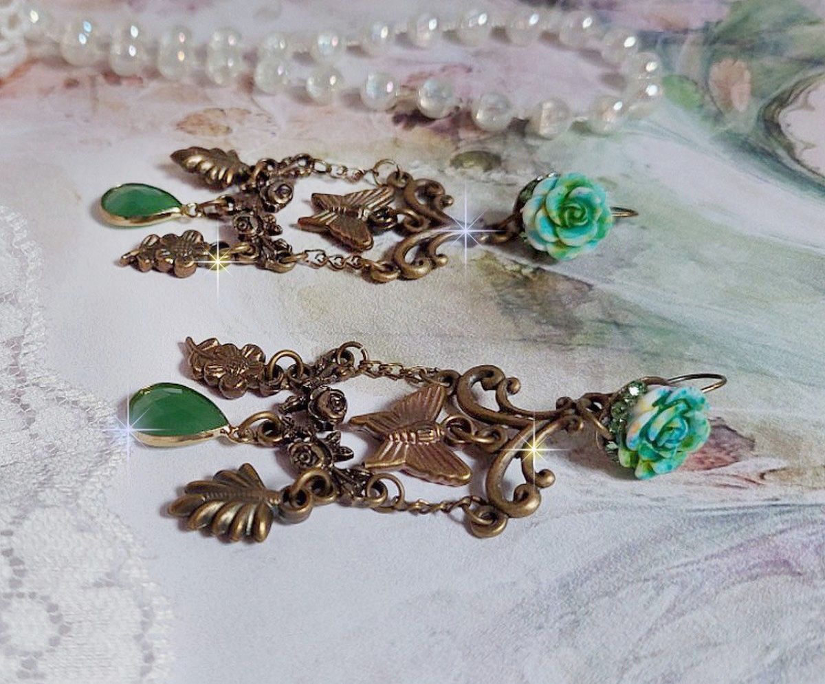 BO Palácio Verde criado com cristais, encantos, selos, cabochons de resina rosa e pingentes de vidro facetados