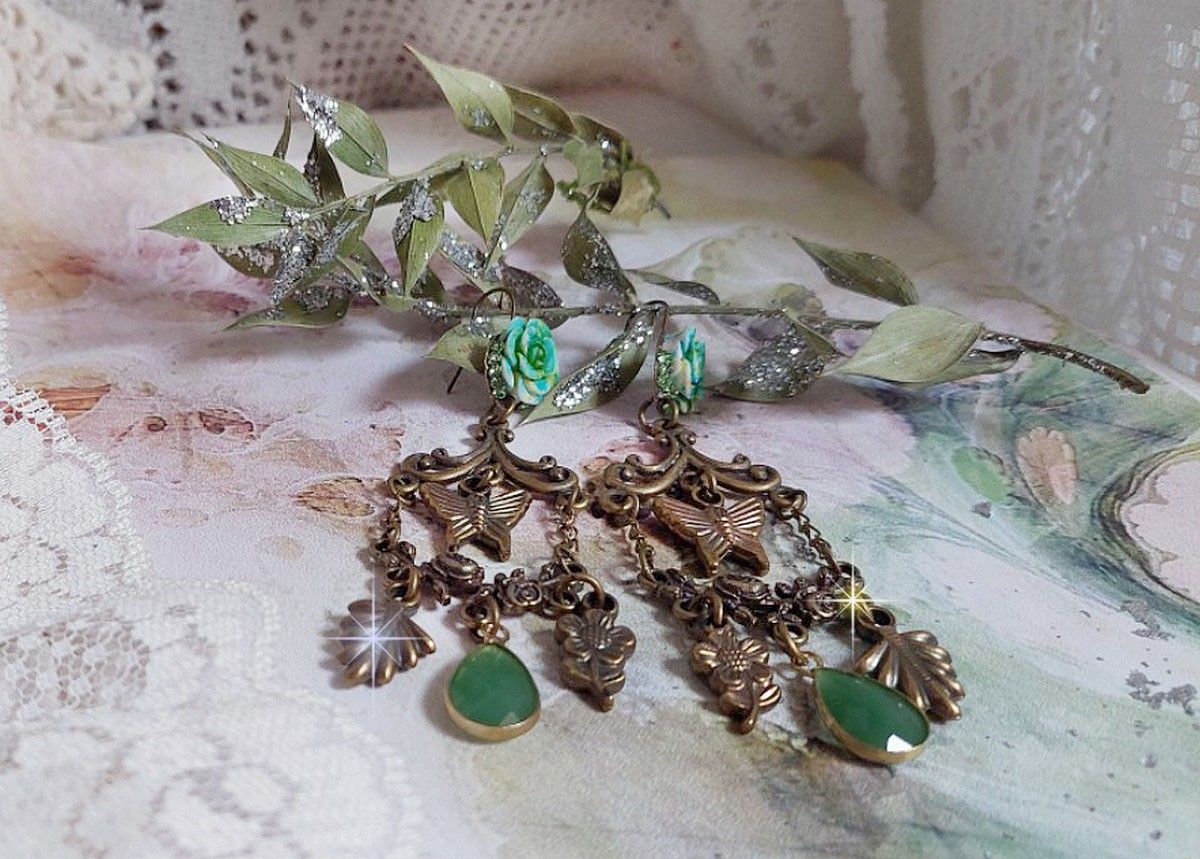BO Palácio Verde criado com cristais, encantos, selos, cabochons de resina rosa e pingentes de vidro facetados