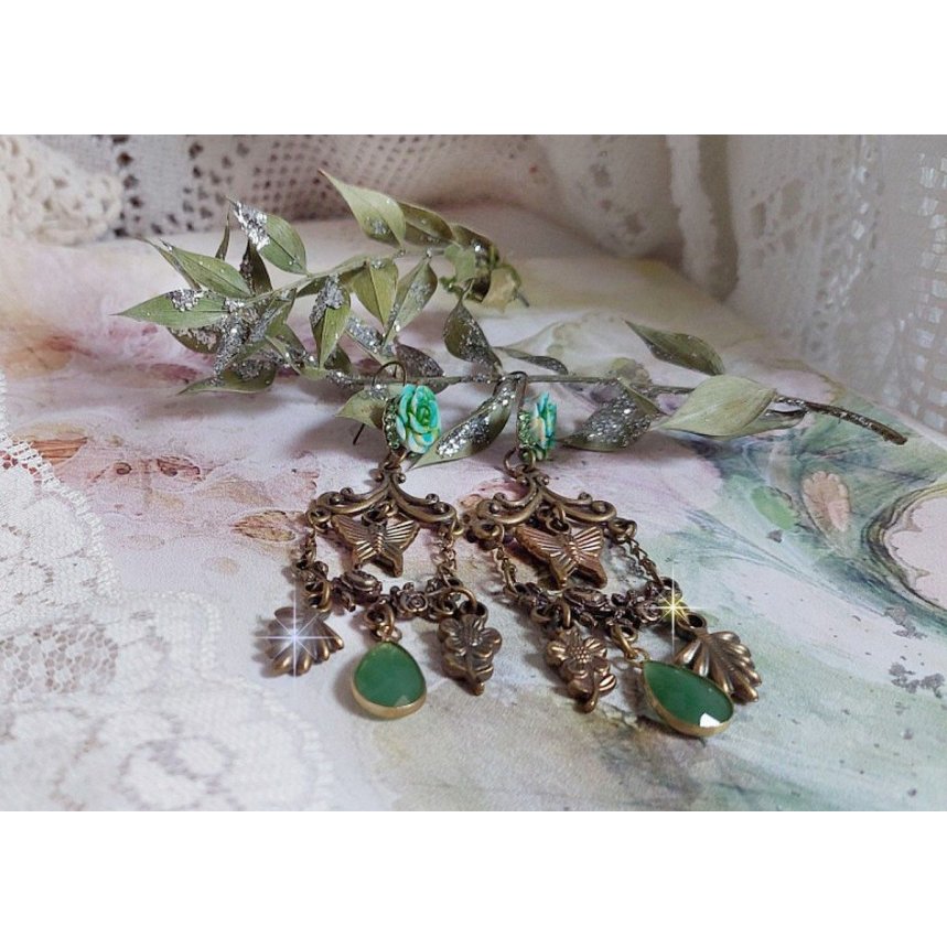 BO Palácio Verde criado com cristais, encantos, selos, cabochons de resina rosa e pingentes de vidro facetados