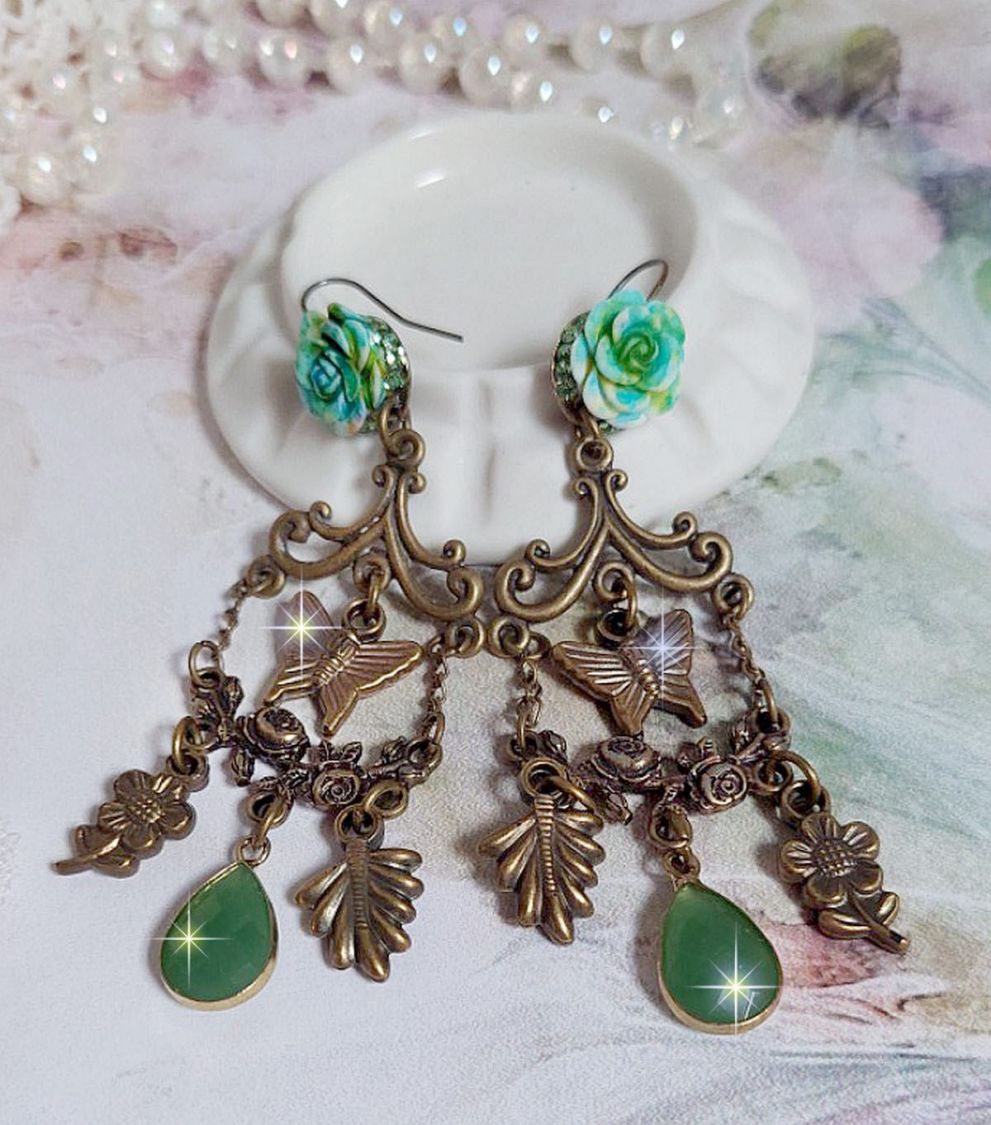 BO Palácio Verde criado com cristais, encantos, selos, cabochons de resina rosa e pingentes de vidro facetados