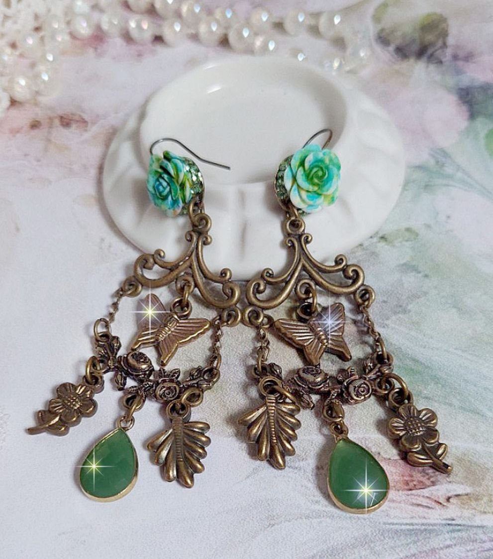 BO Palácio Verde criado com cristais, encantos, selos, cabochons de resina rosa e pingentes de vidro facetados