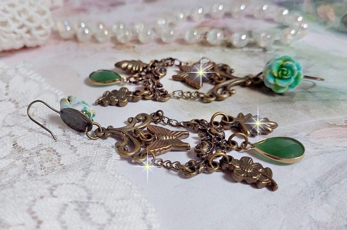 BO Palácio Verde criado com cristais, encantos, selos, cabochons de resina rosa e pingentes de vidro facetados