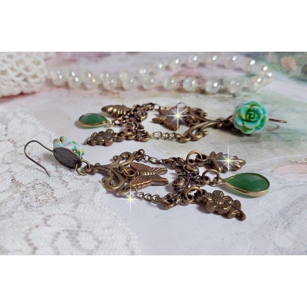 BO Palácio Verde criado com cristais, encantos, selos, cabochons de resina rosa e pingentes de vidro facetados
