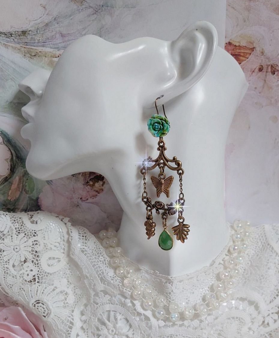 BO Palácio Verde criado com cristais, encantos, selos, cabochons de resina rosa e pingentes de vidro facetados