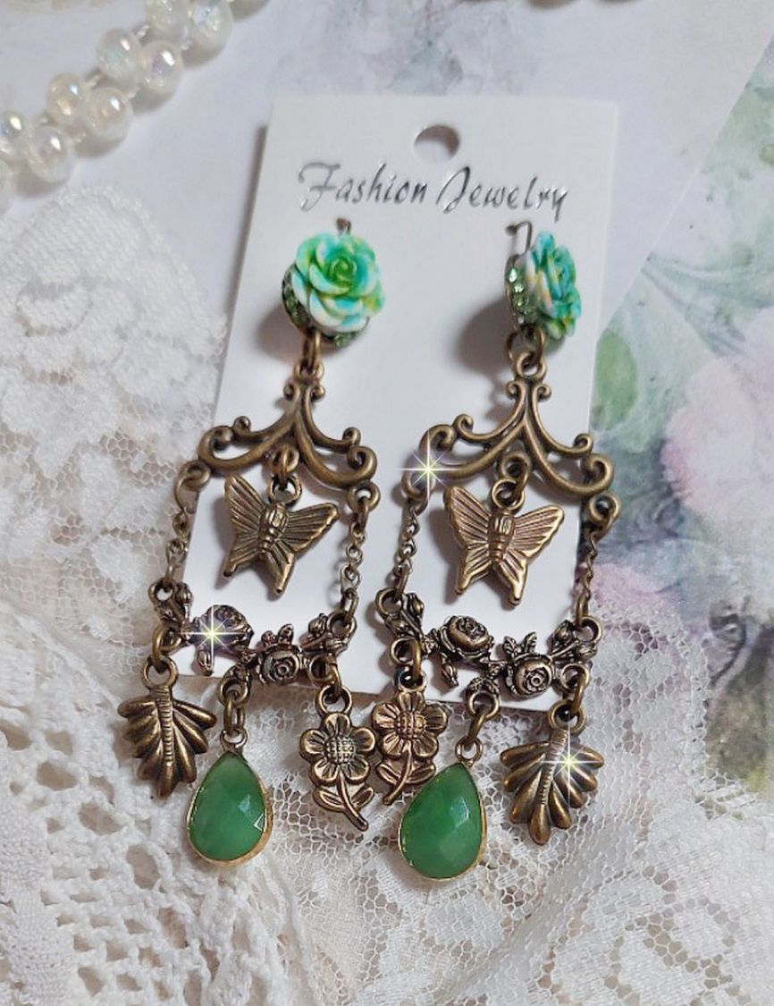 BO Palácio Verde criado com cristais, encantos, selos, cabochons de resina rosa e pingentes de vidro facetados