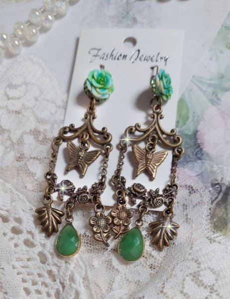 BO Pal&aacute;cio Verde criado com cristais, encantos, selos, cabochons de resina rosa e pingentes de vidro facetados