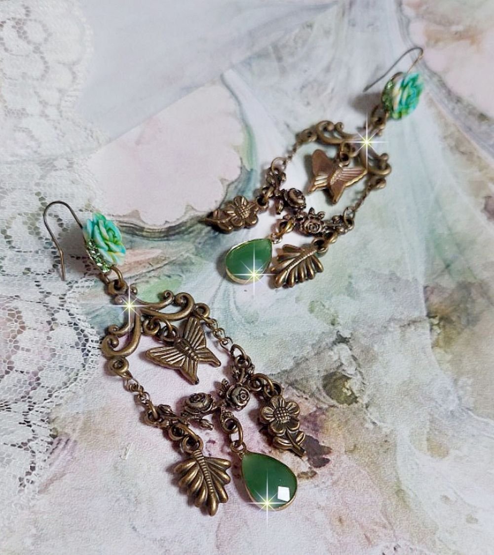 BO Palácio Verde criado com cristais, encantos, selos, cabochons de resina rosa e pingentes de vidro facetados