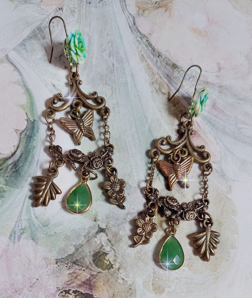 BO Palácio Verde criado com cristais, encantos, selos, cabochons de resina rosa e pingentes de vidro facetados