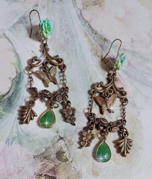 BO Pal&aacute;cio Verde criado com cristais, encantos, selos, cabochons de resina rosa e pingentes de vidro facetados