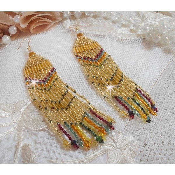 BO Feliz Ver&atilde;o criado com contas de sementes Miyuki Delicas, tubos PureCrystal e cristais com ganchos de 14 quilates cheios de ouro