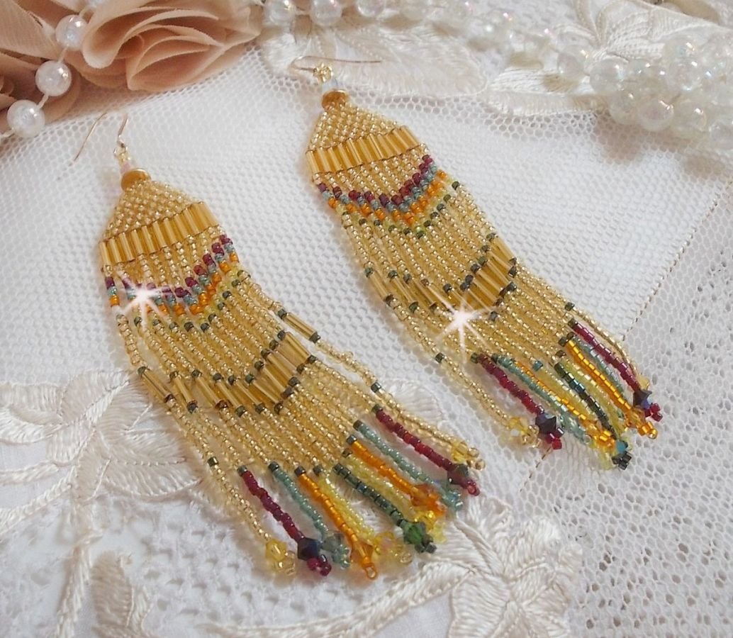 BO Feliz Verão criado com contas de sementes Miyuki Delicas, tubos PureCrystal e cristais com ganchos de 14 quilates cheios de ouro