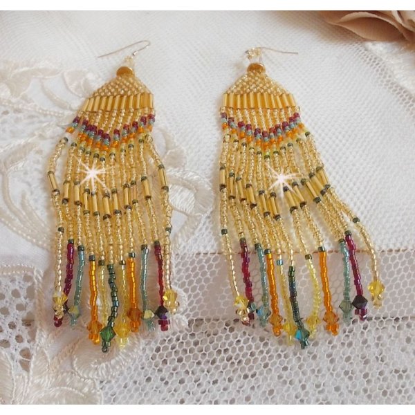 BO Feliz Ver&atilde;o criado com contas de sementes Miyuki Delicas, tubos PureCrystal e cristais com ganchos de 14 quilates cheios de ouro