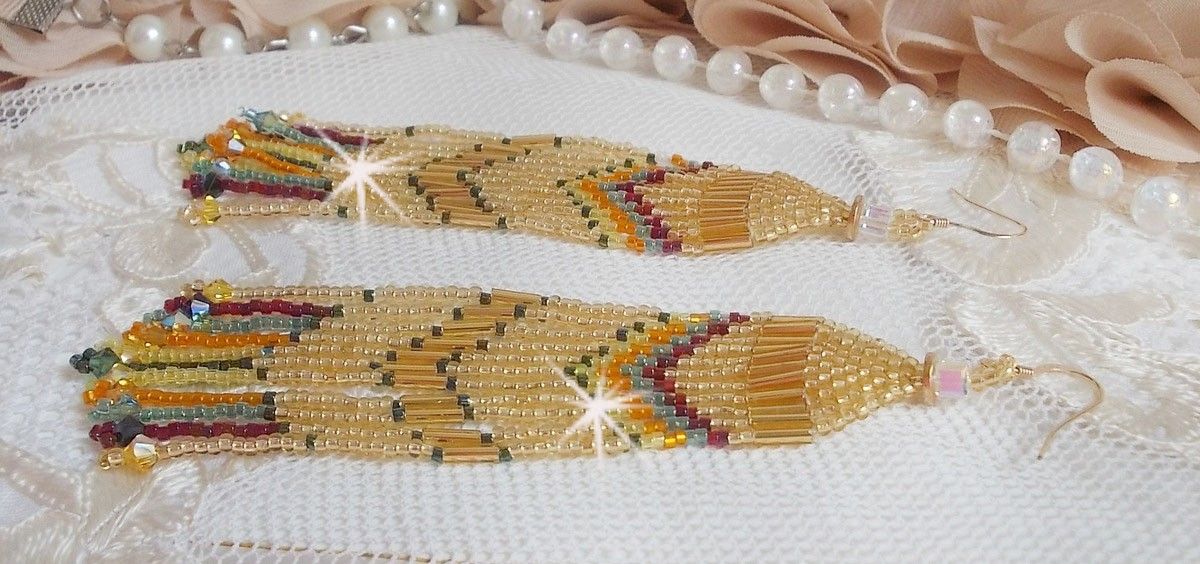 BO Feliz Verão criado com contas de sementes Miyuki Delicas, tubos PureCrystal e cristais com ganchos de 14 quilates cheios de ouro