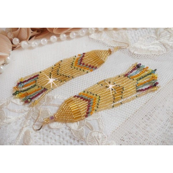 BO Feliz Ver&atilde;o criado com contas de sementes Miyuki Delicas, tubos PureCrystal e cristais com ganchos de 14 quilates cheios de ouro