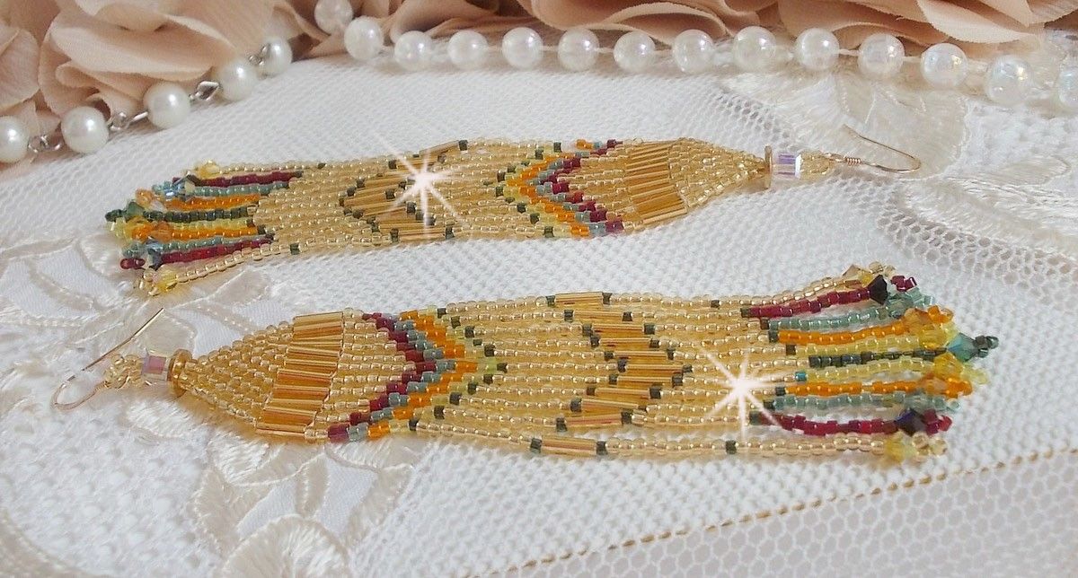 BO Feliz Verão criado com contas de sementes Miyuki Delicas, tubos PureCrystal e cristais com ganchos de 14 quilates cheios de ouro