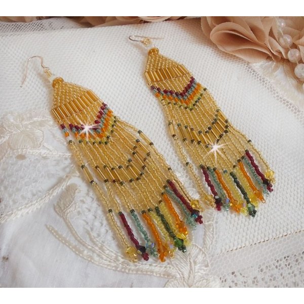 BO Feliz Ver&atilde;o criado com contas de sementes Miyuki Delicas, tubos PureCrystal e cristais com ganchos de 14 quilates cheios de ouro