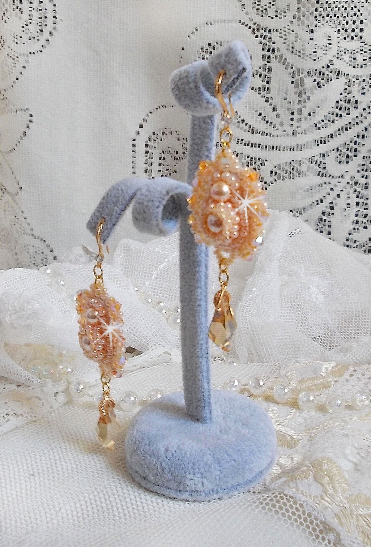 BO Idylle Beauty bordado com cristais Swarovski, acessórios folheados a ouro e contas de sementes