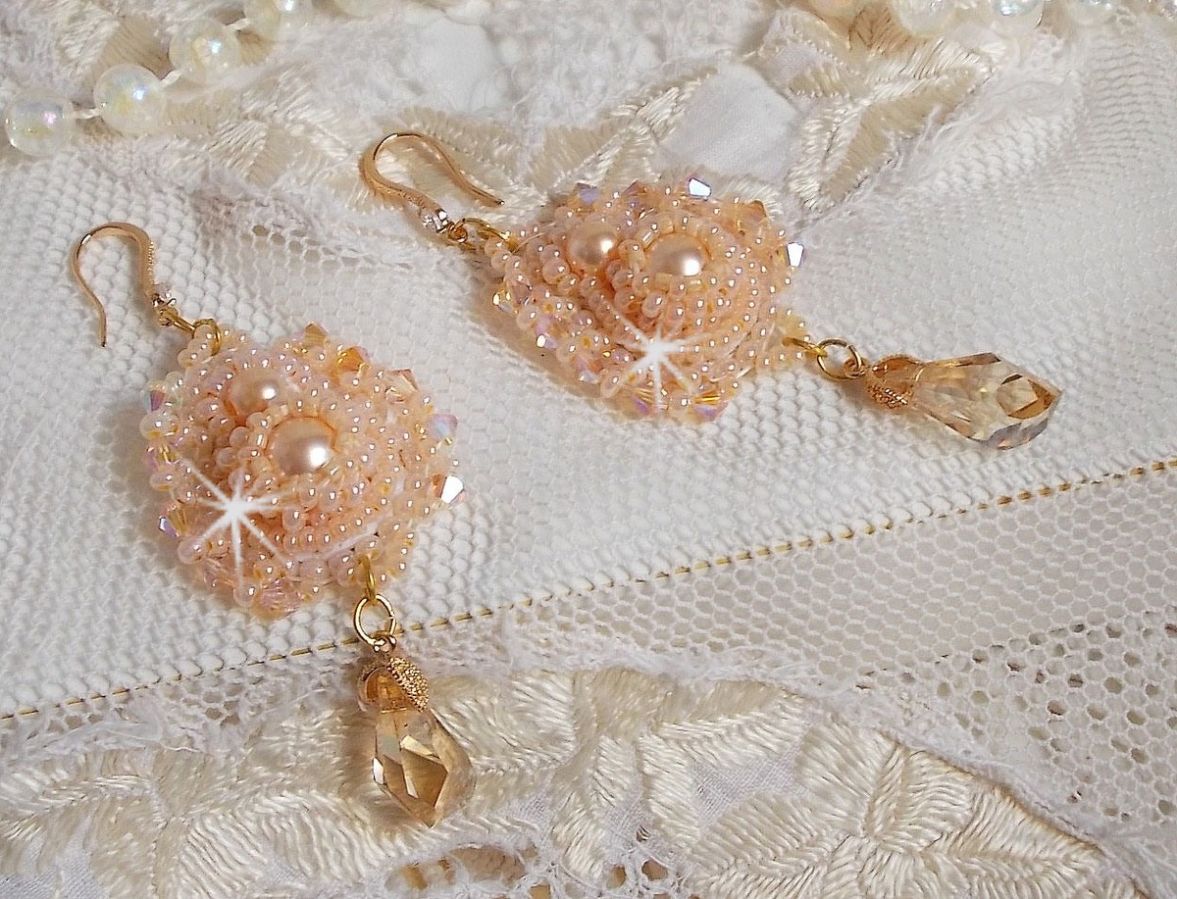 BO Idylle Beauty bordado com cristais Swarovski, acessórios folheados a ouro e contas de sementes