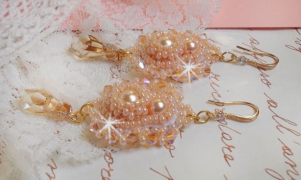 BO Idylle Beauty bordado com cristais Swarovski, acessórios folheados a ouro e contas de sementes