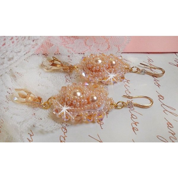 BO Idylle Beauty bordado com cristais Swarovski, acessórios folheados a ouro e contas de sementes