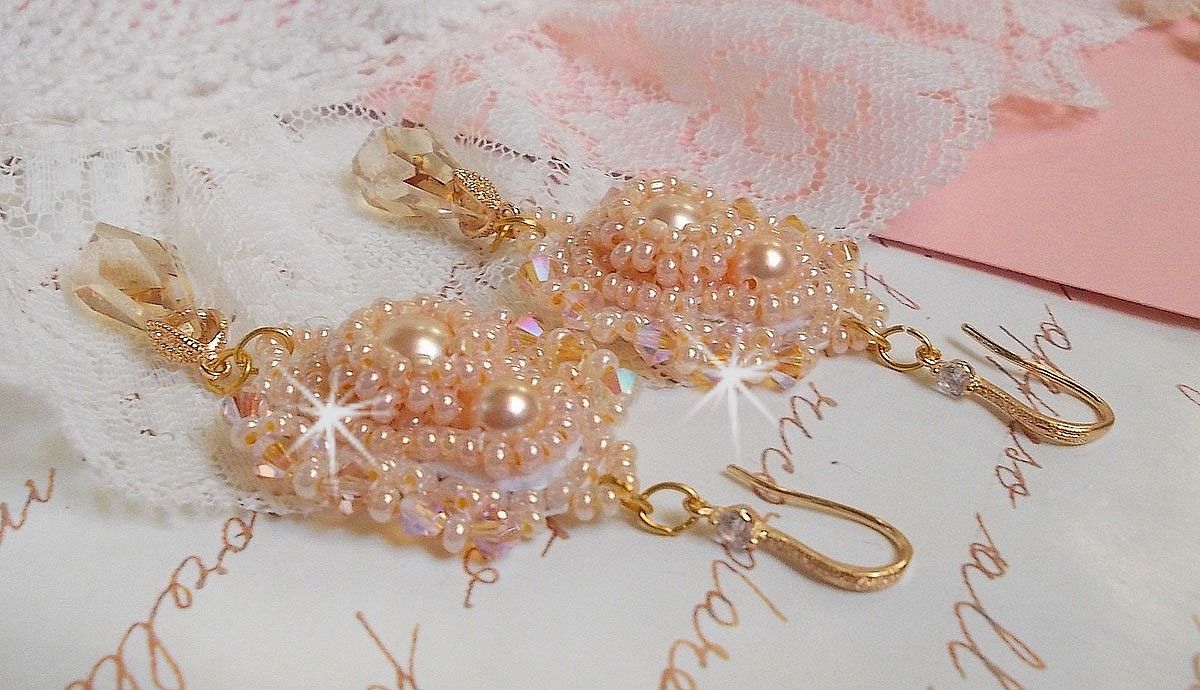 BO Idylle Beauty bordado com cristais Swarovski, acessórios folheados a ouro e contas de sementes