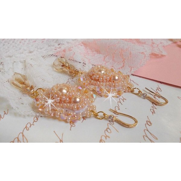 BO Idylle Beauty bordado com cristais Swarovski, acessórios folheados a ouro e contas de sementes