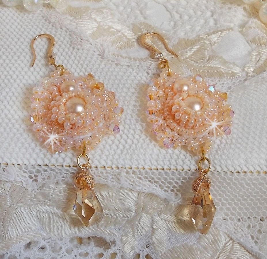 BO Idylle Beauty bordado com cristais Swarovski, acessórios folheados a ouro e contas de sementes