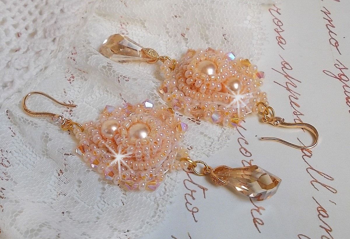BO Idylle Beauty bordado com cristais Swarovski, acessórios folheados a ouro e contas de sementes
