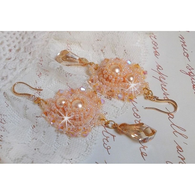 BO Idylle Beauty bordado com cristais Swarovski, acessórios folheados a ouro e contas de sementes
