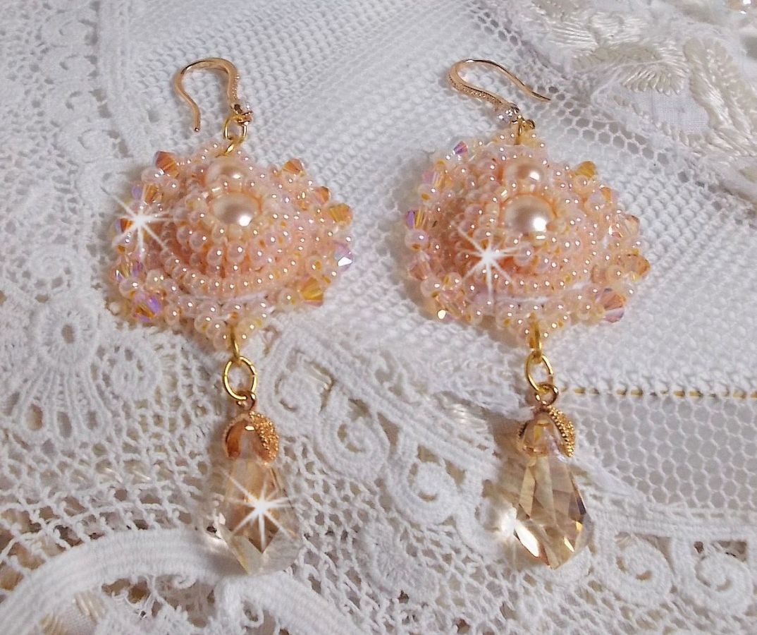 BO Idylle Beauty bordado com cristais Swarovski, acessórios folheados a ouro e contas de sementes