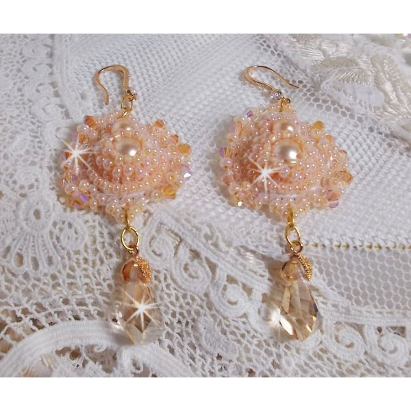 BO Idylle Beauty bordado com cristais Swarovski, acess&oacute;rios folheados a ouro e contas de sementes