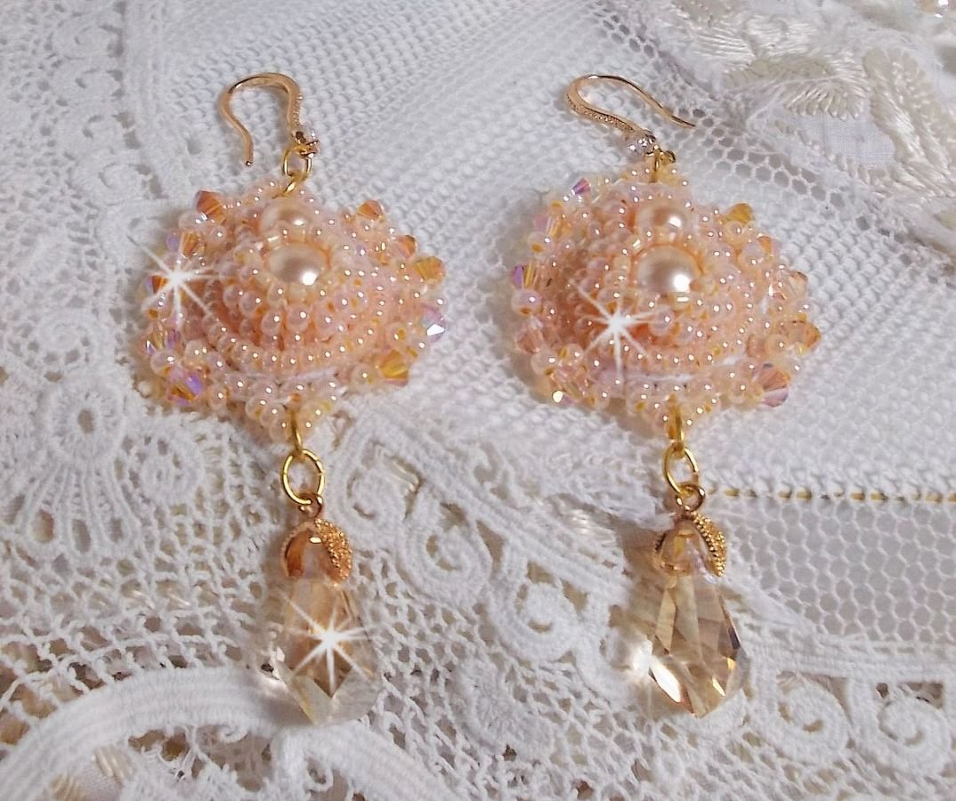 BO Idylle Beauty bordado com cristais Swarovski, acessórios folheados a ouro e contas de sementes