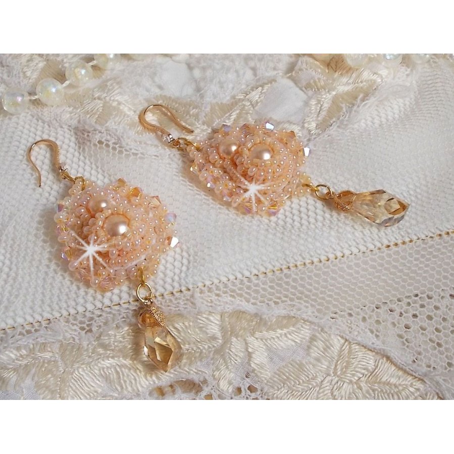 BO Idylle Beauty bordado com cristais Swarovski, acessórios folheados a ouro e contas de sementes