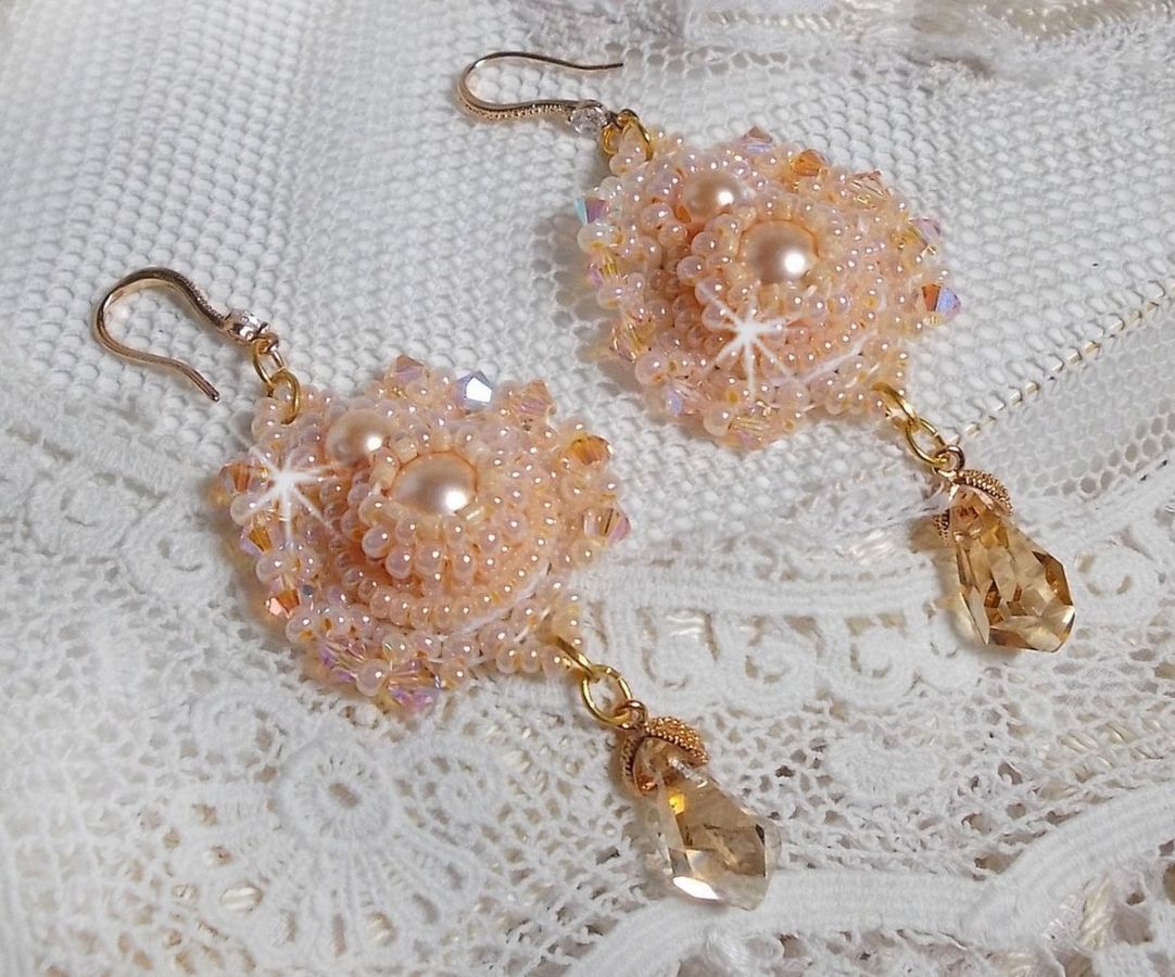BO Idylle Beauty bordado com cristais Swarovski, acessórios folheados a ouro e contas de sementes