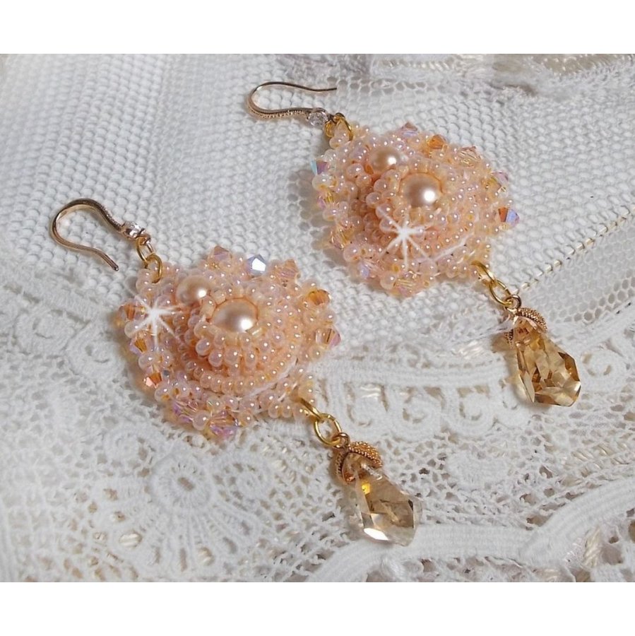 BO Idylle Beauty bordado com cristais Swarovski, acessórios folheados a ouro e contas de sementes