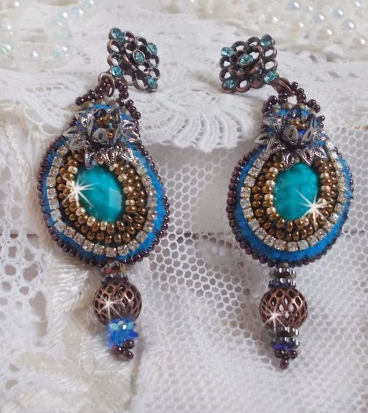 BO Ilycia Charmoso bordado com dois cabochons de face verde turquesa e cristais Swarovski