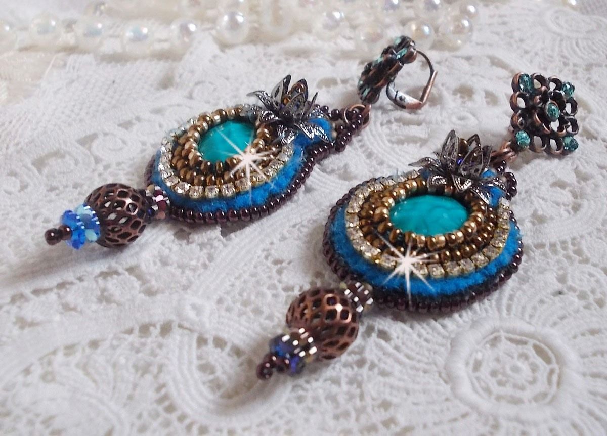 BO Ilycia Charmoso bordado com dois cabochons de face verde turquesa e cristais Swarovski