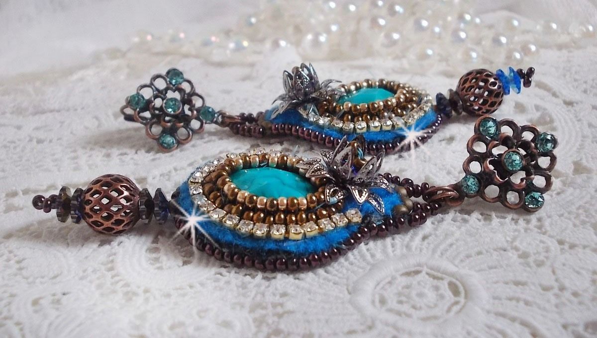 BO Ilycia Charmoso bordado com dois cabochons de face verde turquesa e cristais Swarovski
