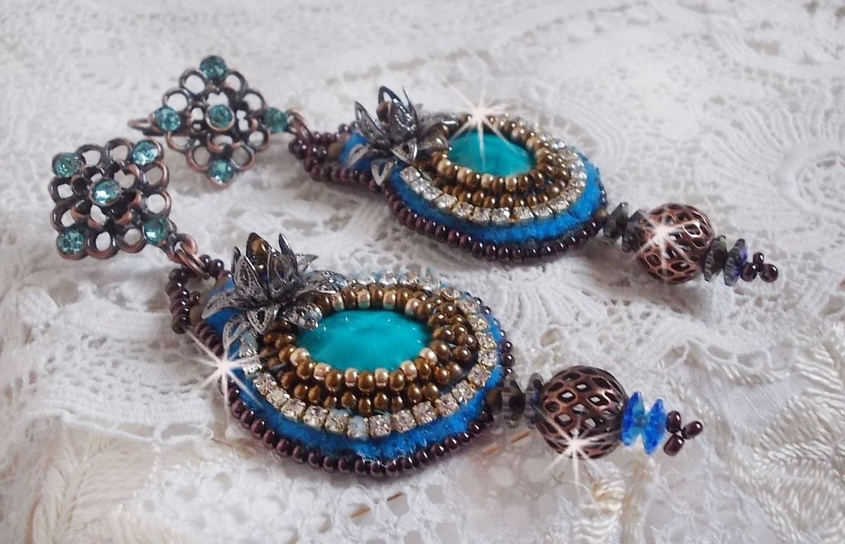 BO Ilycia Charmoso bordado com dois cabochons de face verde turquesa e cristais Swarovski