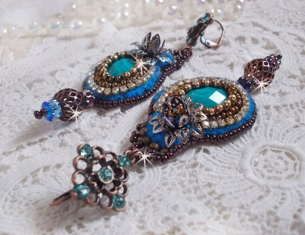 BO Ilycia Charmoso bordado com dois cabochons de face verde turquesa e cristais Swarovski